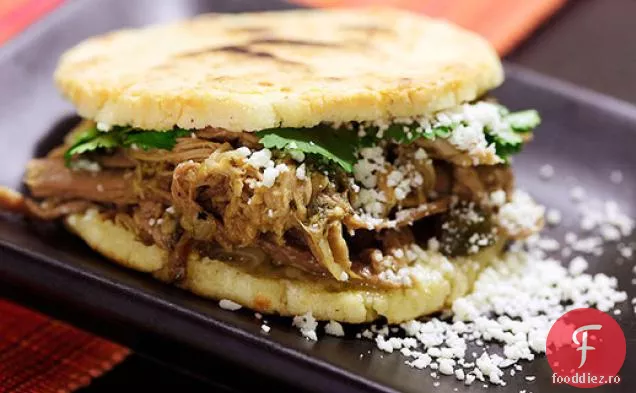 Arepas în stil venezuelean cu carne de porc trasă (Arepas Rumberas)