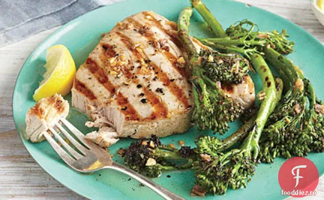 Ton la grătar și Broccolini cu burniță de usturoi