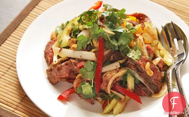Salată de friptură cu castraveți, ardei și sos picant de pește Vinaigrette