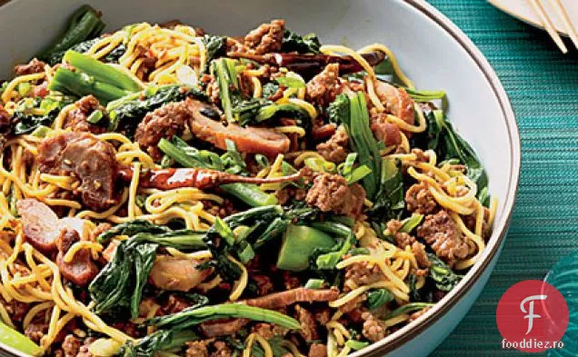Taitei asiatici cu carne de porc fripta