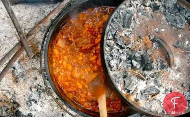 Chili de foc de tabără într-un cuptor olandez