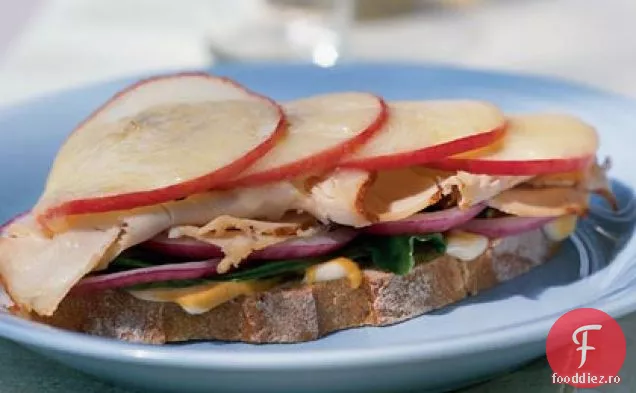 Sandwich de curcan cu față deschisă cu mere și Havarti