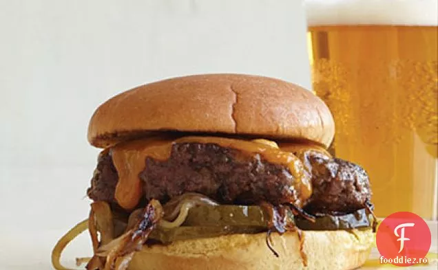 Burgeri zdrobiți cu Cheddar și ceapă