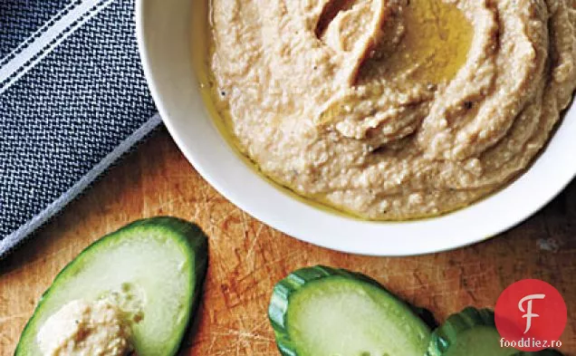 Hummus cu unt de arahide cu castraveți