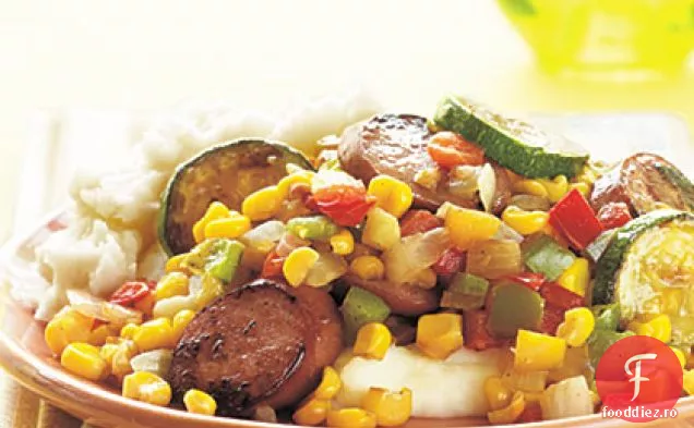 Grămadă de cârnați și legume afumate