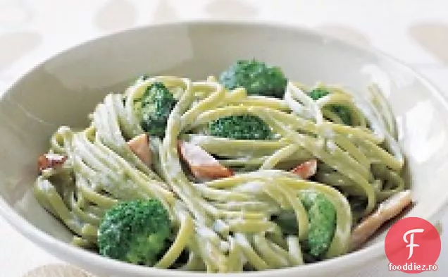 Linguină De Spanac Cu Șuncă Și Broccoli