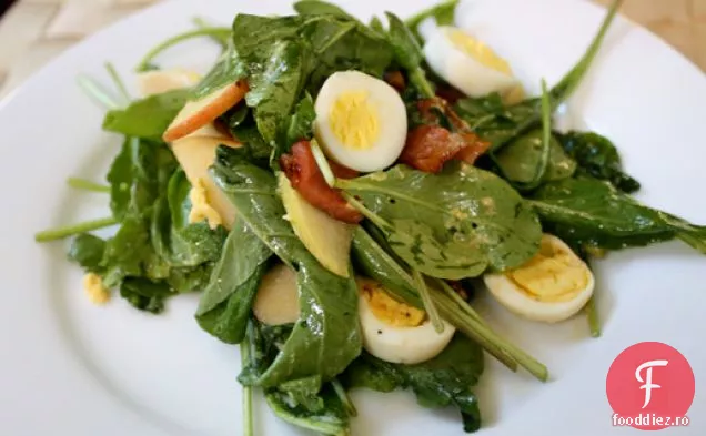 Cina în seara asta: salată de mere, rucola și Pancetta cu ouă de prepeliță