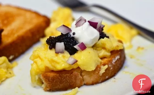 Delicios în cinci minute sau mai puțin: Ouă Amestecate cremoase cu Caviar
