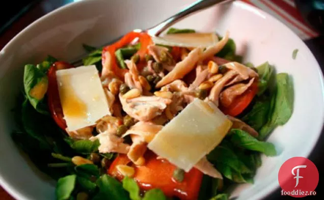 Cina în seara asta: salată caldă de pui cu rucola, capere și nuci de pin