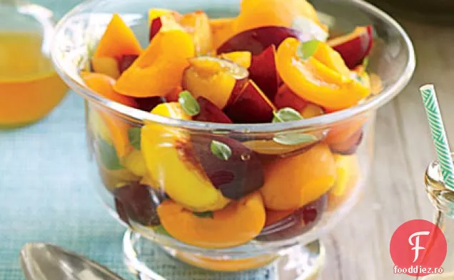Salată de fructe cu sirop de citrice-busuioc