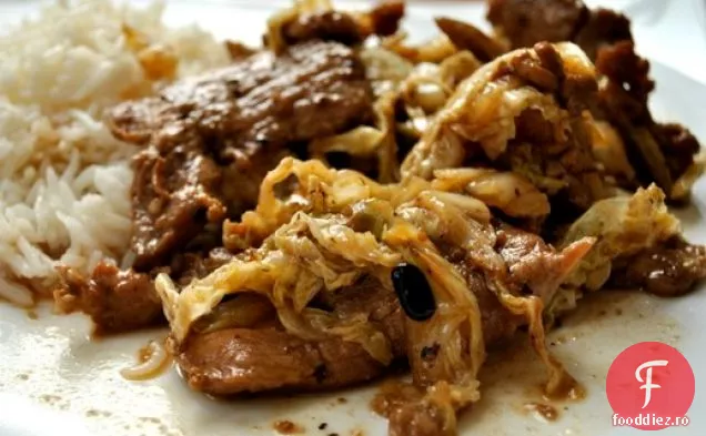 Se amestecă carnea de porc prăjită și varza cu sos de fasole neagră