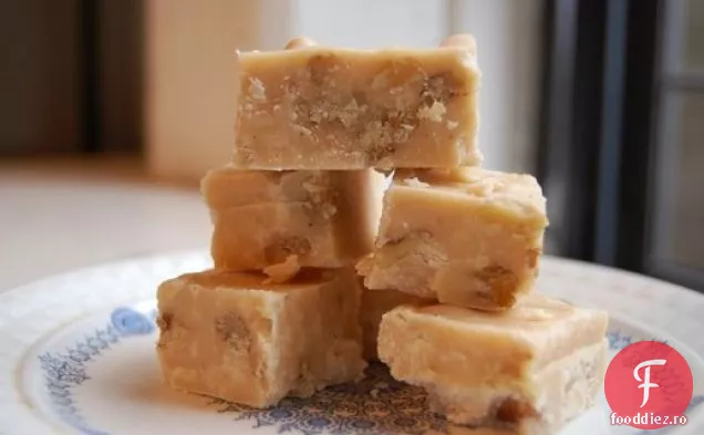 Fudge de ouă cu ciocolată albă și nuci