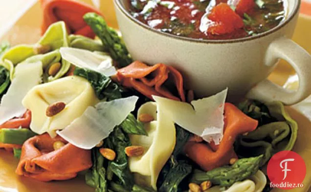Salată proaspătă de legume și paste Tortelloni