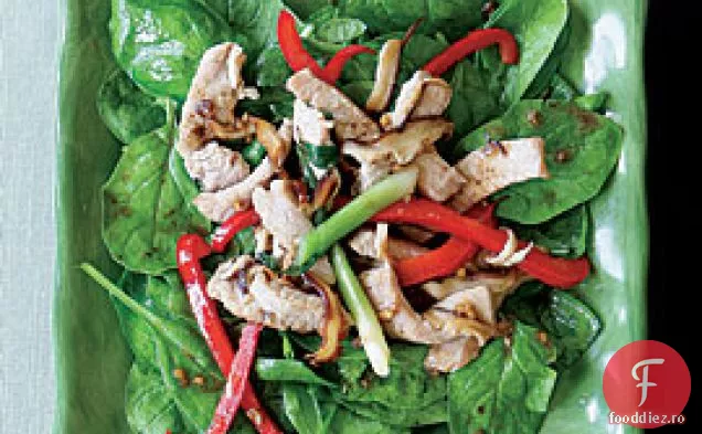 Salată de spanac cu carne de porc prăjită și vinetă caldă de ghimbir