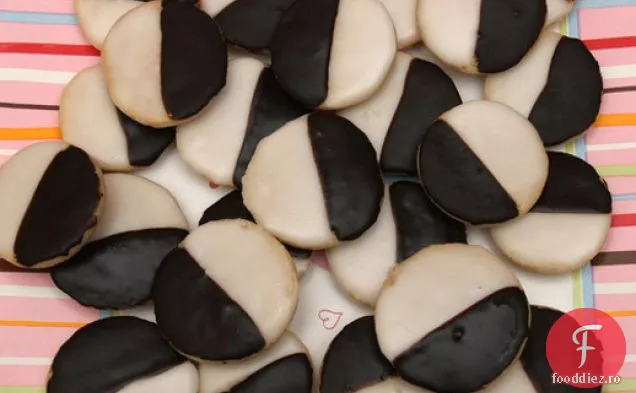 Gatiti cartea: cookie-uri alb-negru