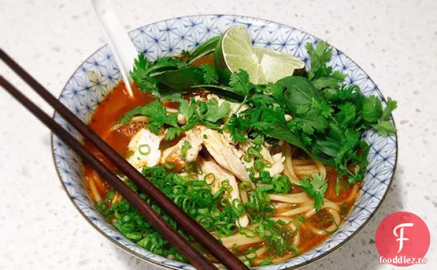 Supă de tăiței cu Curry roșu Thailandez de 20 de Minute cu pui