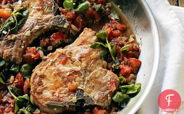 Cotlet de porc cu Purslane auriu și sos proaspăt de roșii