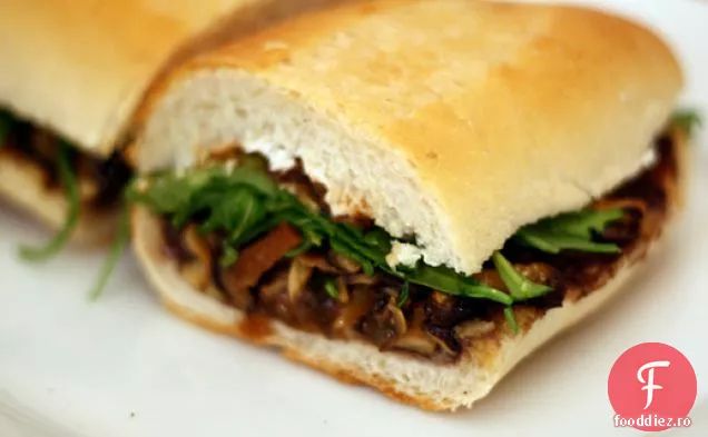 Cina în seara asta: Torta de ciuperci prăjite cu brânză de capră și fasole neagră