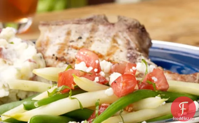 Salată de fasole verde și galbenă cu sos de roșii gros și brânză Feta