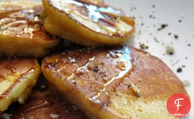 Brunch de duminică: clătite din făină de porumb cu miere, sare și piper negru crăpat