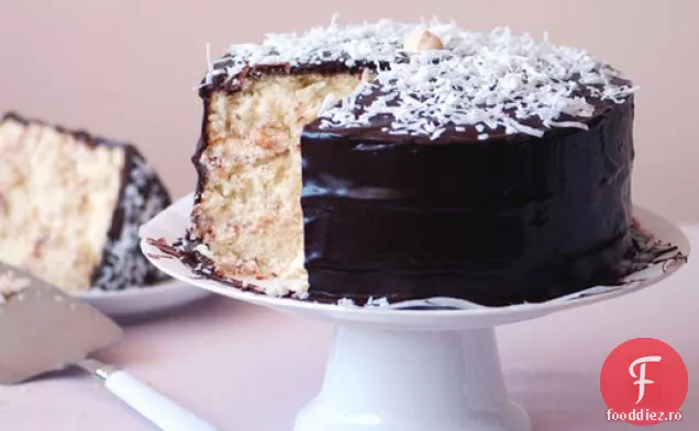 Tort cu strat de nucă de cocos cu glazură de ciocolată