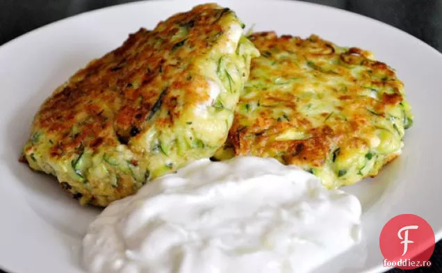 Kolokithokeftedes (prăjituri grecești de dovlecei) cu Tzatziki