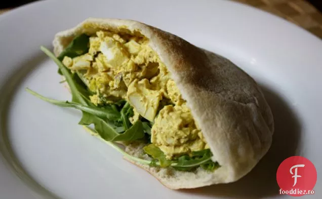 Cina în seara asta: salată de ouă curry cu rucola și fistic