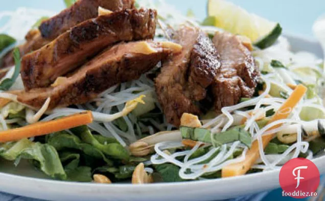 Salată vietnameză caramelizată de porc și tăiței de orez