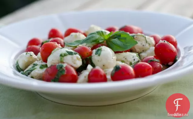 Salată de Mozzarella marinată, roșii Cherry și busuioc