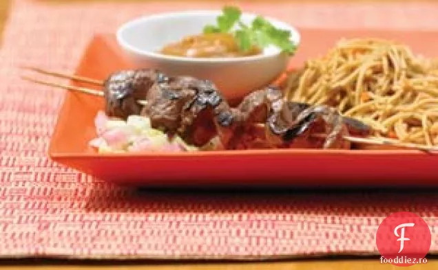 Carne de vită la grătar Satay cu asiatice Lo Mein