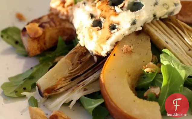 Franceză într-o clipă: salată prăjită de andive și pere cu rucola, nuci și Roquefort