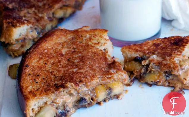 Sandvișul Elvis (unt de arahide la grătar, slănină și banane)