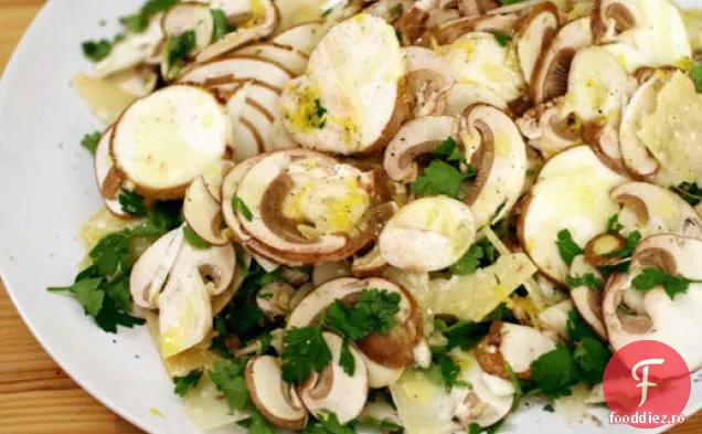 Salată de ciuperci Paris cu lămâie, pătrunjel și parmezan