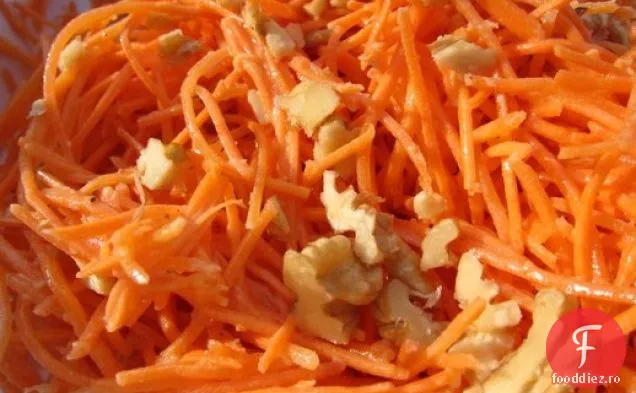 Franceză într-o clipă: salată simplă de morcovi cu muștar și nuci