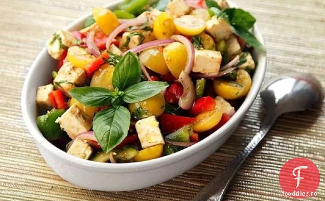 Salată mediteraneană tocată cu roșii, ardei, Feta și busuioc