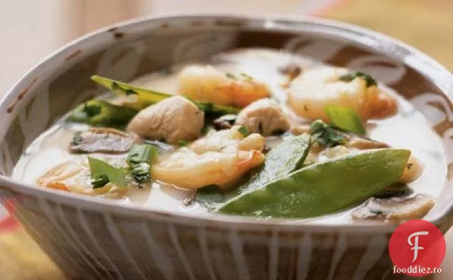 Supă thailandeză de creveți și pui