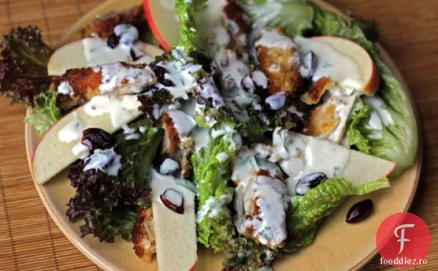 Salată crocantă de pui și mere