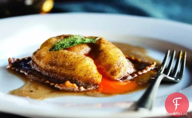 Gatiti cartea: ricotta proaspata si Ravioli de ou cu unt brun