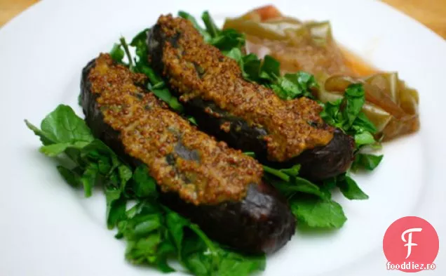 Cina în seara asta: salată de cârnați la grătar cu compot rapid de mere și năsturel