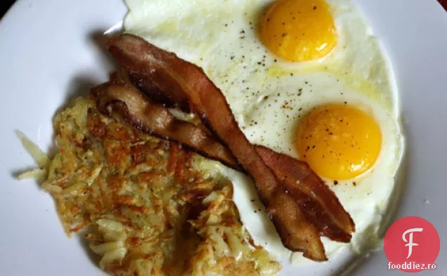 Alton Brown 's' Man Breakfast ' cu slănină, ouă și Hash Browns