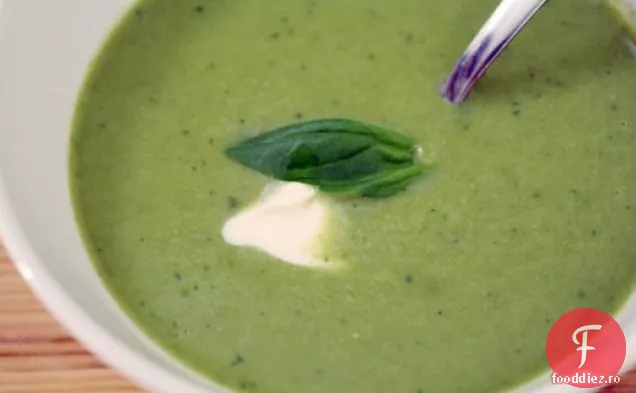 Cremă de Sparanghel, Busuioc, și Crème Fraîche Velouté