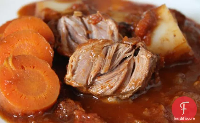 Obrajii de porc înăbușiți în sos de vin de roșii