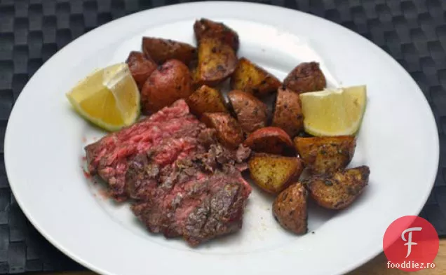 Fusta friptură cu cartofi prăjiți și lămâie