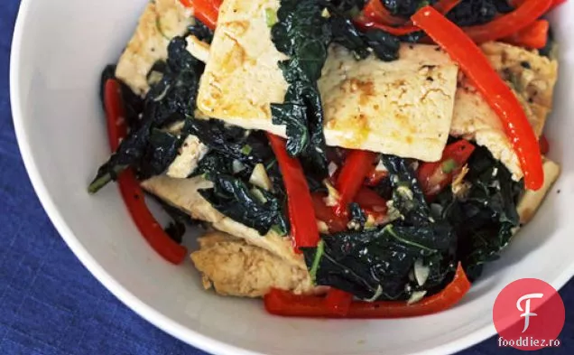 Tofu picant prăjit cu varză și ardei roșu