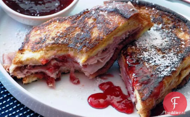 Sandwich Monte Cristo (șuncă prăjită și Elvețiană cu jeleu de coacăze roșii)