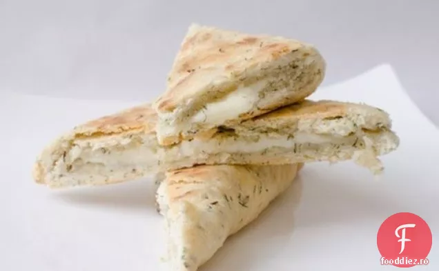 Halloumi-pâine plată cu ulei de măsline umplute