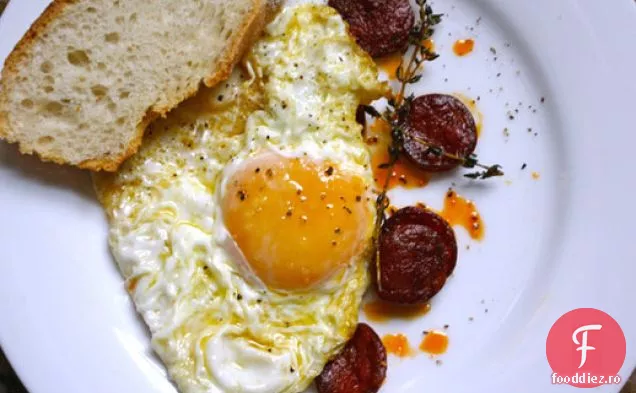 Jos și ou prăjit cu Chorizo