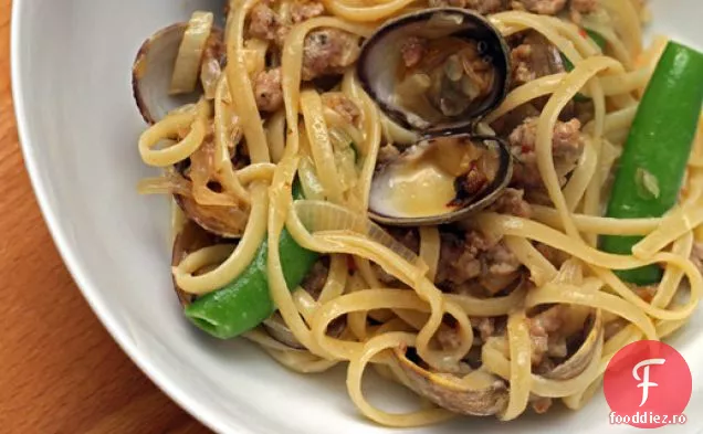 Stephanie Izard ' s Manila Scoica și cârnați Linguine