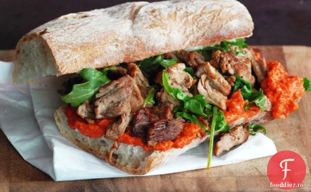 Sandwich de porc cu sos Romesco