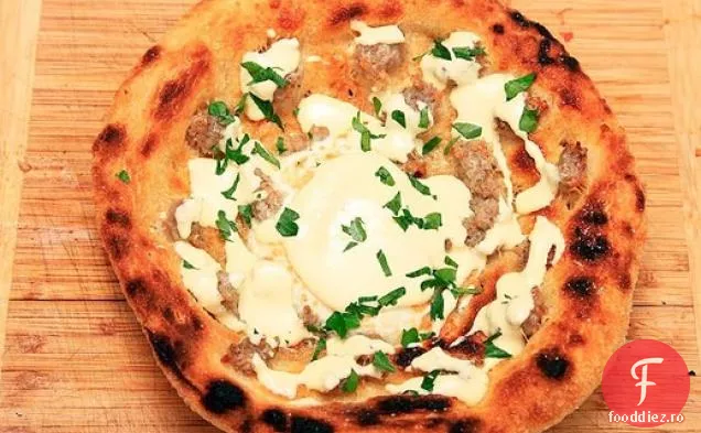 Pizza cu mic dejun prăjit cu cârnați, ouă, parmezan și Hollandaise